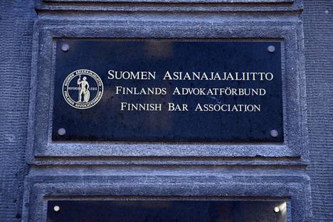 Suomen Asianajajaliittokin ihmettelee 108000 euron laskua. Liiton valvontalautakunta suosittelee yksimielisesti, että lasku alennetaan 20000:een euroon.