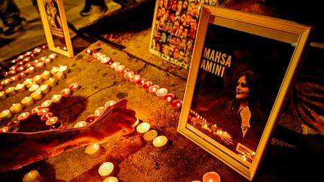 Mahsa Aminin, 22, kuolema sai aikaan valtavan protestiaallon, joka ei ota laantuakseen. Mieltään osoittaville iranilaisille sataa myös tukea maailmalta. Kuva Kreikasta, jossa osoitettiin solidaarisuutta iranilaisille.