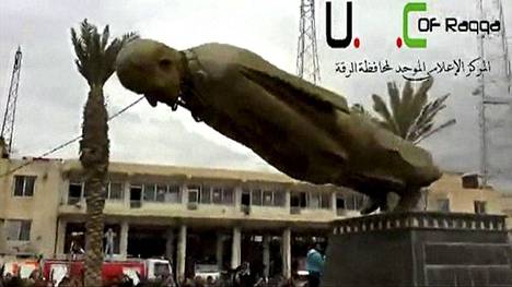 Syyrian oppositio sai kaupungin haltuunsa maaliskuussa 2013. Kansalaiset riemuitsivat, kun Bashar Al-Assadin isää Hafez Al-Assadia esittävä patsas kaadettiin Raqqassa.