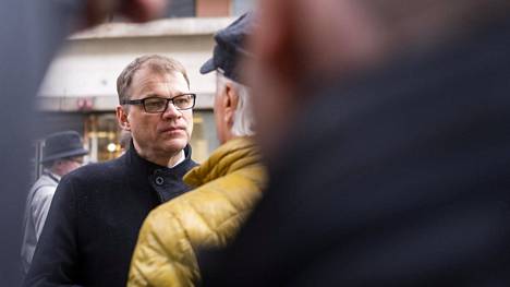 Pääministeri Juha Sipilä tapasi ihmisiä keskustan puoluevaltuuston vuosikokouksen yhteydessä Lanunaukiolla Lahdessa lauantaina 21. huhtikuuta.