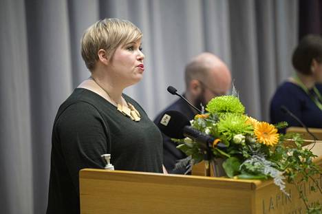 Puolueen puheenjohtaja Annika Saarikko puhumassa keskustan puoluevaltuuston kokouksessa Rovaniemellä.