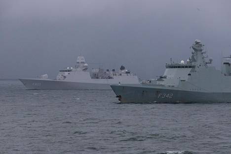 Naton harjoituksiin osallistuvat alukset seilaavat muun muassa Hollannin (vas.) ja Tanskan lippujen alla.