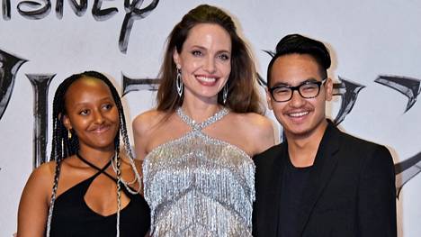 Näyttelijä Angelina Jolie adoptiolastensa Zahara Marley Jolie-Pittin ja Maddox Jolie-Pittin kanssa vuonna 2019.