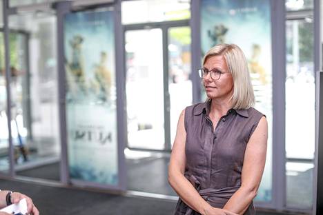 Finnkinon myyntijohtaja Hannele Wolf-Mannila muistuttaa, että vaikka Suomen koronatilanne olisi hyvä, voi kansainvälinen tilanne vaikuttaa muun muassa elokuvien levitykseen.