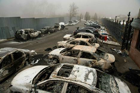 Almatyssä poltettiin autoja mellakoissa, jotka saivat alkunsa tammikuun alussa ihmisten protestoidessa nestekaasun hinnankorotuksia vastaan.