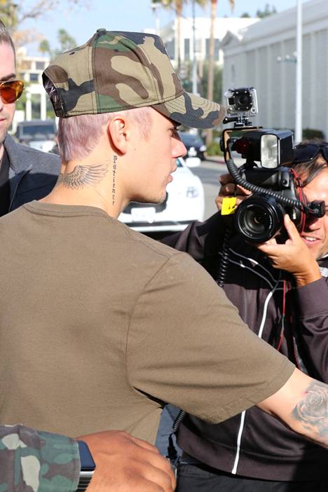 Justin Bieberin niskaan on tatuoitu pelkät siivet.