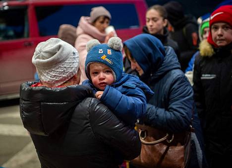 Ukrainalaisia pakenemassa Slovakiaan.