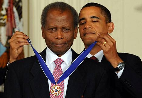 Barack Obama myönsi Poitierille Presidentin vapaudenmitalin vuonna 2009.
