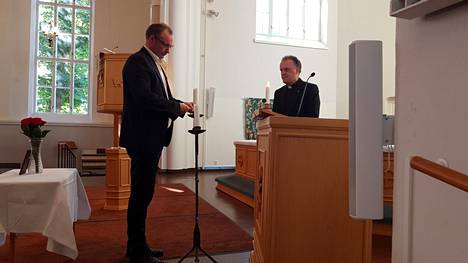 Savonlinnan kaupunginjohtaja Janne Laine (vas.) ja rovasti Toivo Loikkanen sytyttivät kynttilät uhrien muistolle.