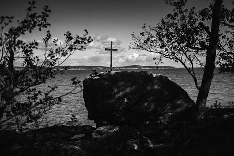 1960-luvulla Rymättylän seurakunta pystytti maanviljelijä A. Saarisen aloitteesta pohjoisrannalle ristin saaren vainajien muistoksi. Samalla se julistettiin virallisesti hautapaikaksi.