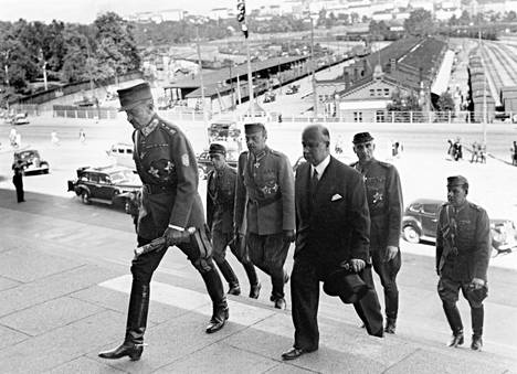 Presidentti Mannerheimin virkaanastujaiset vuonna 1944. Kun aiemmin kommunistit olivat yrittäneet Mannerheimin murhaa, heräsi nyt äärioikeiston raivo.