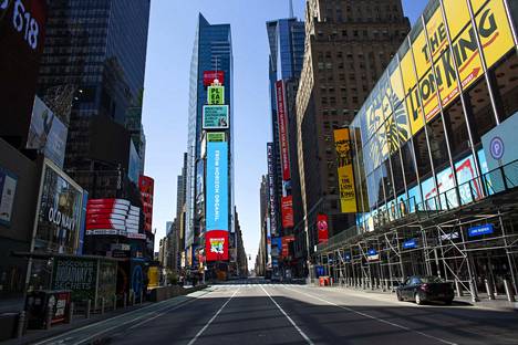Manhattanin Times Squarella oli maanantaina autiota.