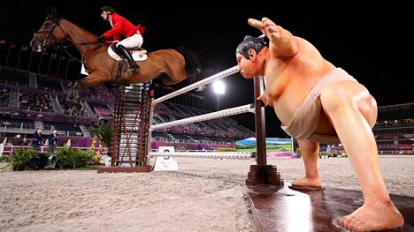 Tokion olympialaiset: Aavemainen sumopainijapatsas säikyttelee hevosia  esteratsastuspaikalla – ”Näyttää siltä kuin haastaisi riitaa” -  Olympialaiset - Ilta-Sanomat