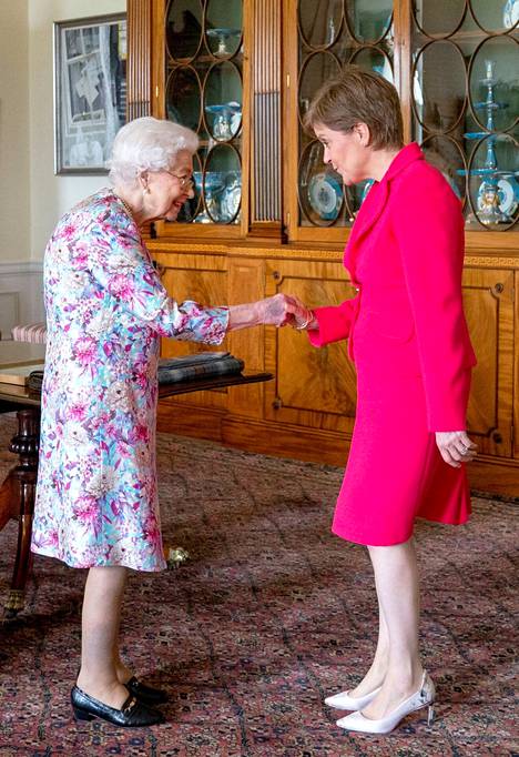 Kuningatar Elisabet otti vastaan Skotlannin pääministeri Nicole Sturgeonin 29. kesäkuuta Holyroodin palatsissa Edinburghissa.