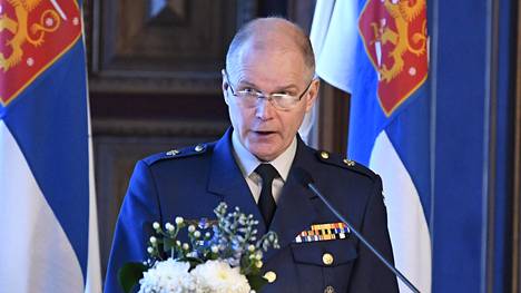 Puolustusvoimain komentaja Jarmo Lindberg puhumassa valtakunnallisen maanpuolustuskurssin avajaisissa Helsingin Säätytalolla maanantaina 5. maaliskuuta 2018.