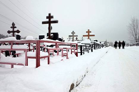 Haudankaivajia kuvattuna moskovalaisella hautausmaalla joulukuussa 2021. 