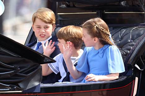 Prinssi George, prinssi Louis ja prinsessa Charlotte vilkuttelivat yleisölle.
