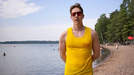 Uimavalvoja Matias Korkeamäki päivystää uimareiden lisäksi Munkkiniemen uimarannan sinilevätilannetta.