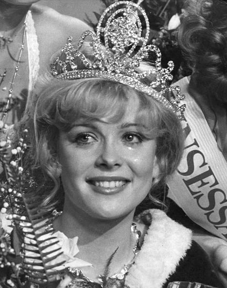 Armi Aavikko kruunattiin Miss Suomeksi 8. helmikuuta 1977.