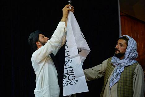 Talebanin lippua viriteltiin esille ennen lehdistötilaisuuden alkua.