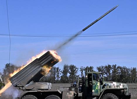 Ukrainan BM-21 Grad -raketinheitin ampuu Venäjän asemiin eteläisessä Ukrainassa. Kuva otettu 3.10. 