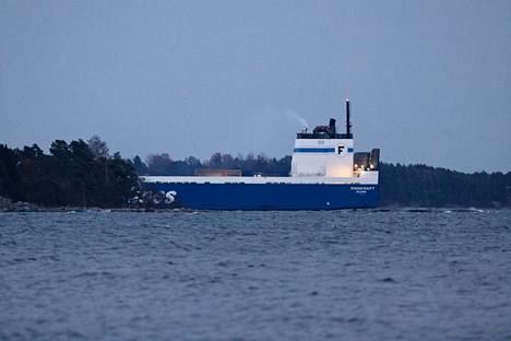 Itämeren kuljetusyhteydet ovat Suomen ulkomaankaupalle ja huoltovarmuudelle elintärkeitä. Kuvassa Finnkraft saapumassa Vuosaaren satamaan viime syksynä.