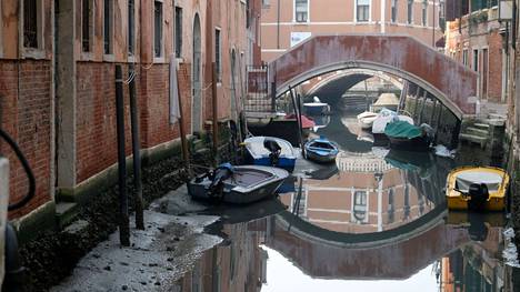 Veneitä kuivuneen kanaalin varrella Italian Venetsiassa 17. helmikuuta.