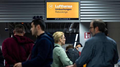 Matkustajat jonottivat Lufthansan Frankfurtin kentän palvelupisteellä torstaina.