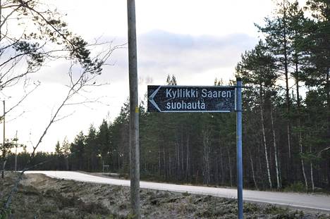 In October 2012 the sign leading to Kyllikki Saari's moored grave has been scratched over with Isojoki's signature.