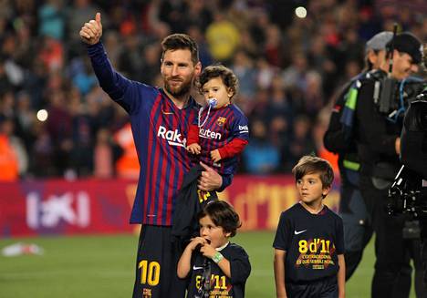Messi ja lapset Camp Noun nurmella vuonna 2019. 