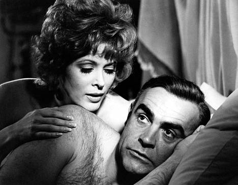 Kun Sean Connery haluttiin takaisin James Bondiksi seikkailuun 007 – Timantit ovat ikuisia, hän onnistui neuvottelemaan rahakkaan superdiilin. Tiffany Casea näyttelee Jill St. John.