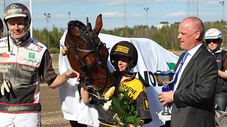 Mika Forss (vas.) ajoi Kari Lähdekorven (oik.) omistamalla Victory Bonsailla upean voiton.