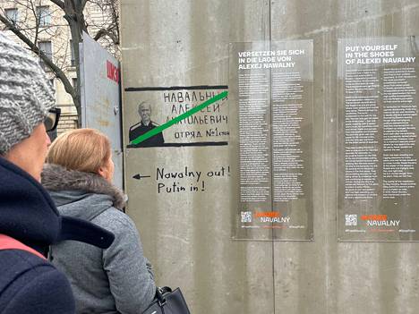 Berliinissä Navalnyin sellin näköiskopion ulkoseinälle on ilmestynyt graffiti, jossa lukee ”Navalnyi ulos, Putin sisään”.