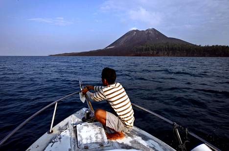 130 vuotta edeltäjänsä purkauksen jälkeen Anak Krakatau sylki jälleen taivaalle savua ja tuhkaa elokuussa 2013.