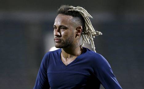 Irokeesikokeilua lukuun ottamatta Neymar vaikuttaisi mieltyneen melko lyhyisiin hiuksiin. Tammikuussa 2019 hän kuitenkin repäisi ja asennutti hiuksiinsa rastapidennykset. Kokeilu jäi lyhytaikaiseksi, sillä rastoja putoili miehen päästä jo heti ensimmäisen matsin jälkeen.