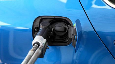 Kaasun ja bensiinin täyttöaukot löytyvät autoista yleensä saman luukun alta vierekkäin.