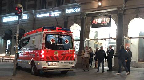 Ambulanssi yökerho Apollon edessä Helsingissä.