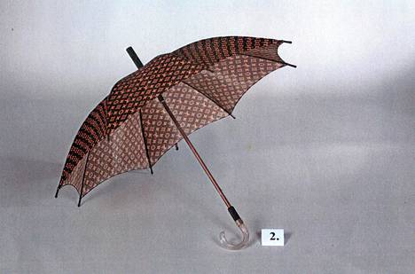 Myrkkyhoitaja vei ristiriipuksen lisäksi Louis Vuittonin sateenvarjon uhriltaan.
