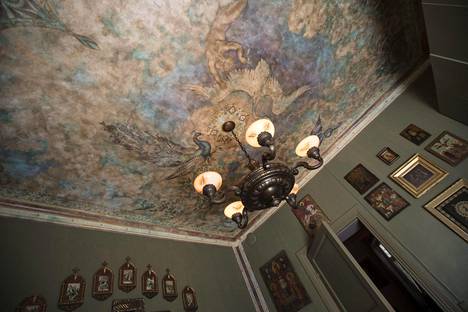 Makuuhuoneen kattomaalauksen teki ukrainalainen taideopiskelija.