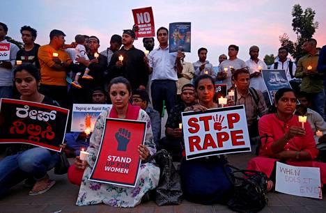 Ihmiset protestoivat raiskauksia vastaan Intiassa huhtikuussa.