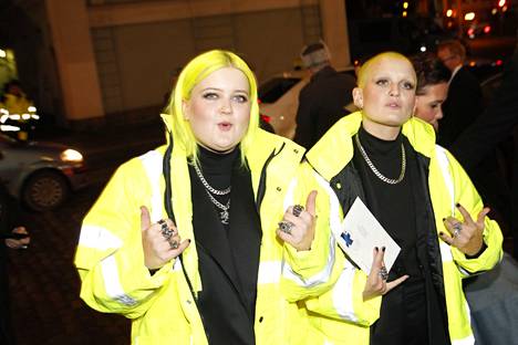 Alma ja sisko Anna saapuivat yhdessä Linnan juhliin vuonna 2017.