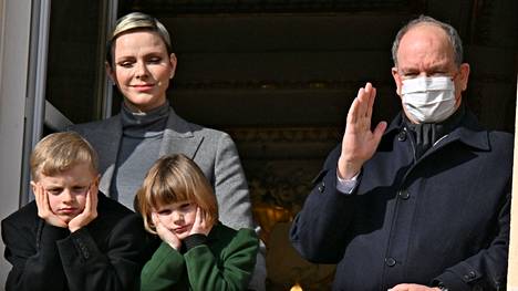 Ruhtinatar Charlene, ruhtinas Albert ja parin 8-vuotiaat kaksoset, prinssi Jacques ja prinsessa Gabriella osallistuivat Sainte Devote -seremoniaan torstaina 26. tammikuuta.