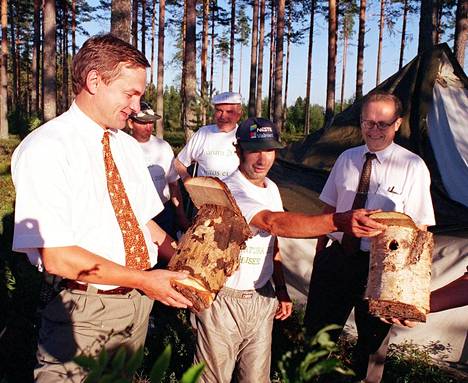 Lakkolaisille oli iso voitto, kun maa-ja metsätalousministeri Kalevi Hemilä vieraili Karviassa.