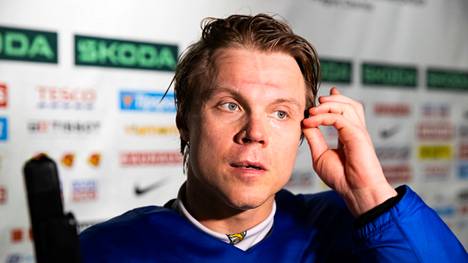 Mikael Granlund median tentattavana keskiviikon harjoitusten jälkeen.