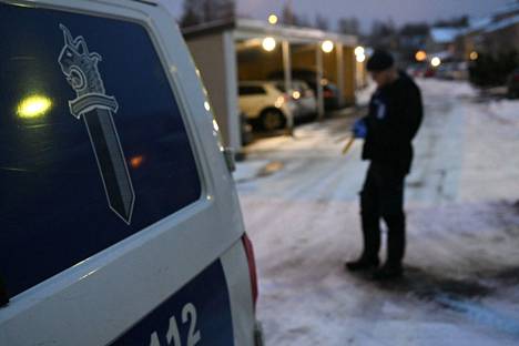 Sisä-Suomen poliisi tutki tapahtumapäivänä murha-asunnon pihapiiriä Vasaratiellä.