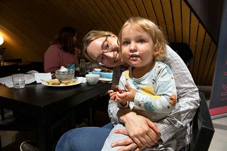 2-vuotias Vilho söi äidinsä Siina Lepola-Långin kanssa lounasta. Jälkiruuaksi valikoitui suukko.