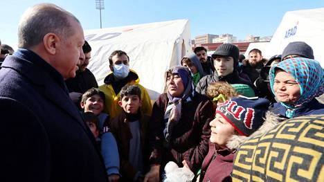Erdogan keskusteli selviytyjien kanssa.