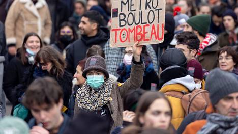 Kymmenet tuhannet pariisilaiset kokoontuivat kaduille mielenosoituksiin eläkeiän nostoa vastaan.