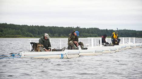 Pudasjärven kesäpilkkijöitä kokeilemassa onneaan heinäkuussa 2013.