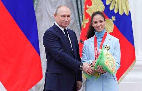 Veronika Stepanova poseerasi yhdessä Vladimir Putinin kanssa huhtikuussa 2022.
